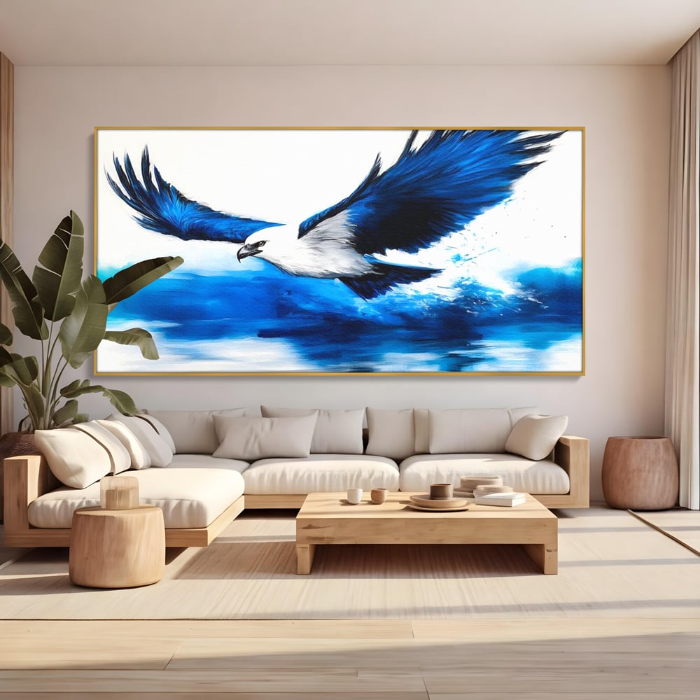Tablou canvas cu tablou canvas cu vultur zburand peste apa, in rama de aluminiu auriu, pe perete intr-un living
